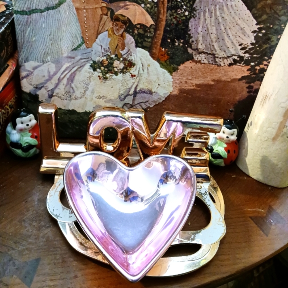 Shiny Pink Heart shaped dish And A Shiny Ceramic ✨️ "LOVE In The Air"💙 Sign. - Picture 1 of 14